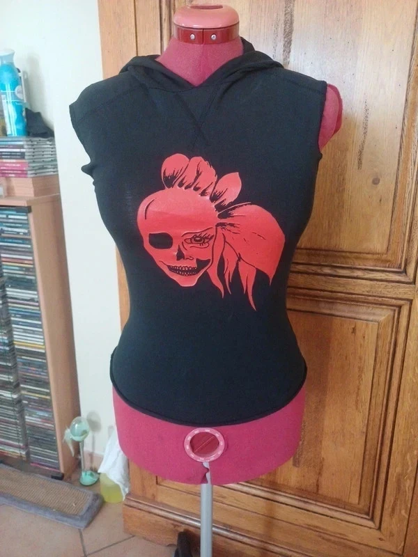 Camiseta com capuz com desenho vermelho tamanho notar 2 que é 38 mais um 36 – photo 2